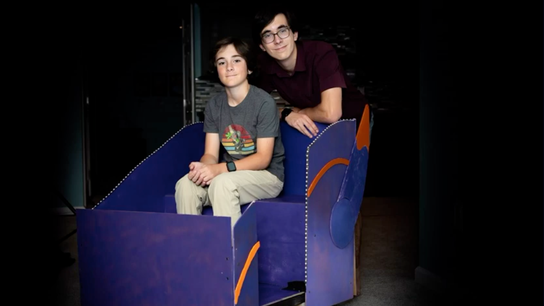 Hermanos adolescentes construyen en su sótano una atracción inspirada en Disney
