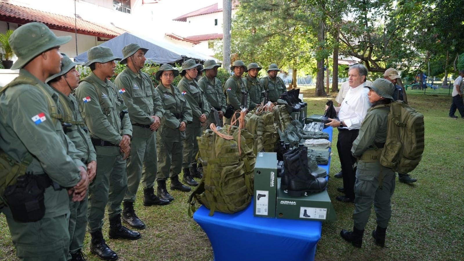 Guardaparques reciben equipo clave de MiAMBIENTE