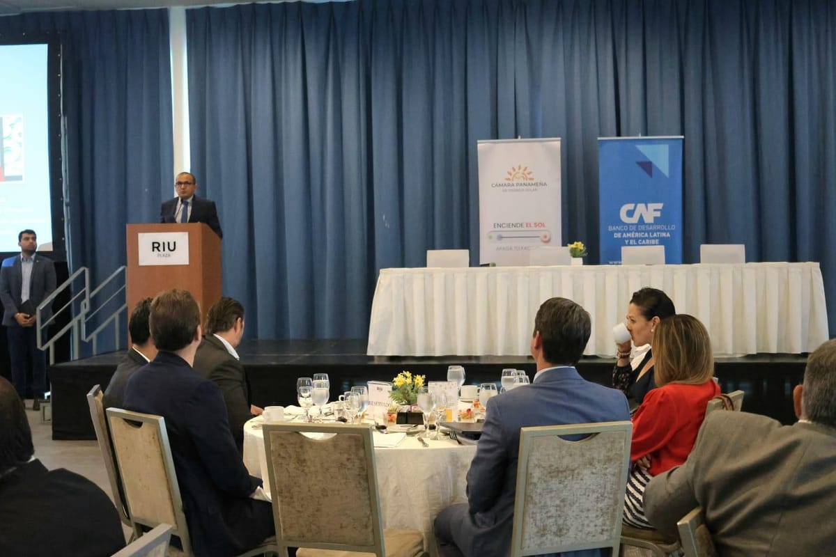 Panamá impulsa energía solar y actualiza plan