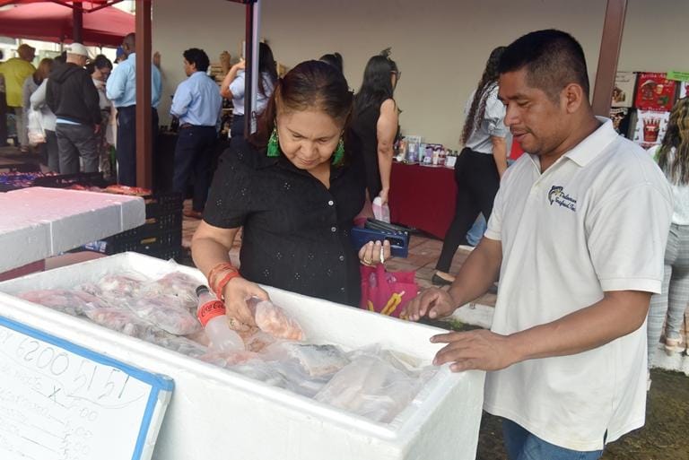 Feria de alimentos CSS alegró la Navidad en Clayton