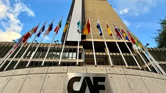 Fitch mejora la perspectiva de CAF a positiva
