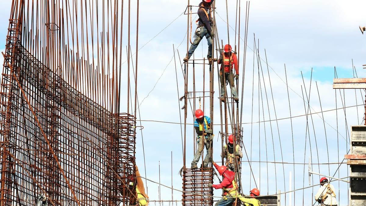 Se enfría el mercado laboral: Caída en contratos de construcción frena la creación de empleo en Panamá