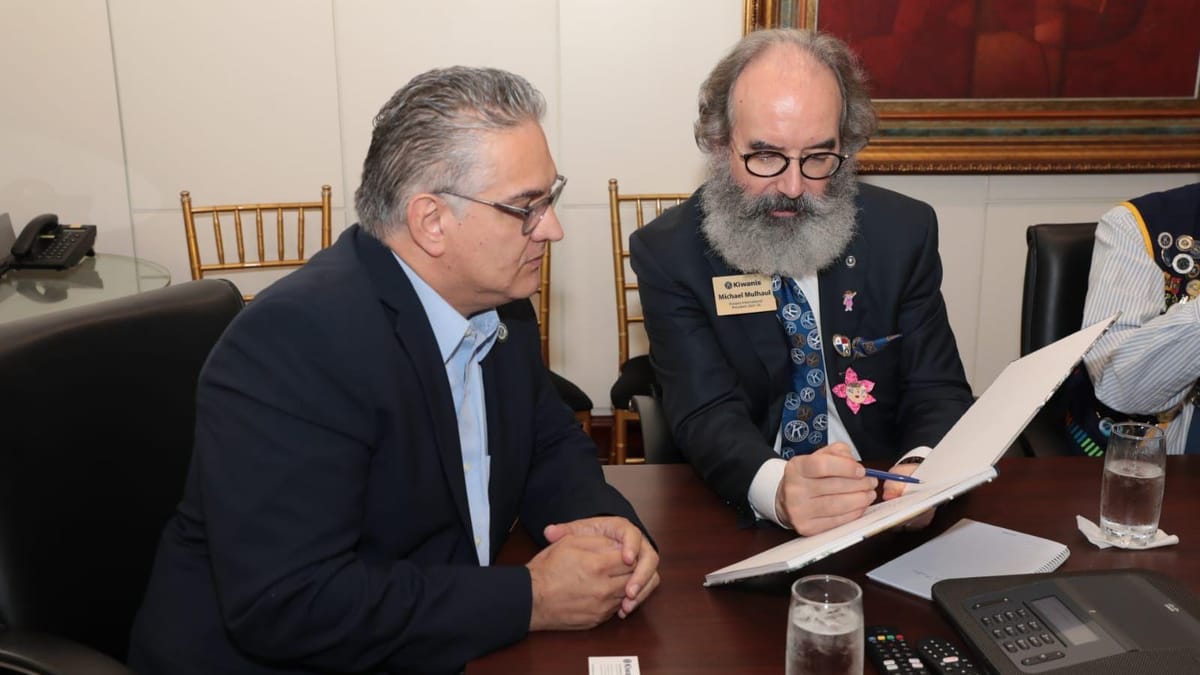 Líder de Kiwanis se reúne con Mulino