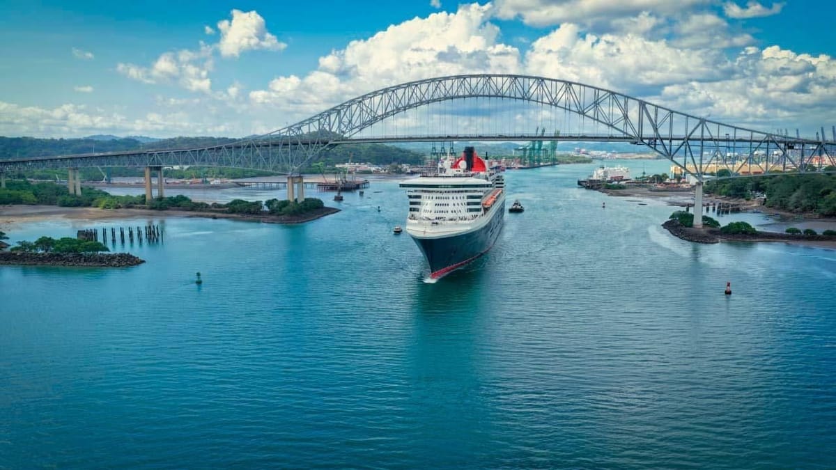 Queen Mary 2 transita Canal de Panamá