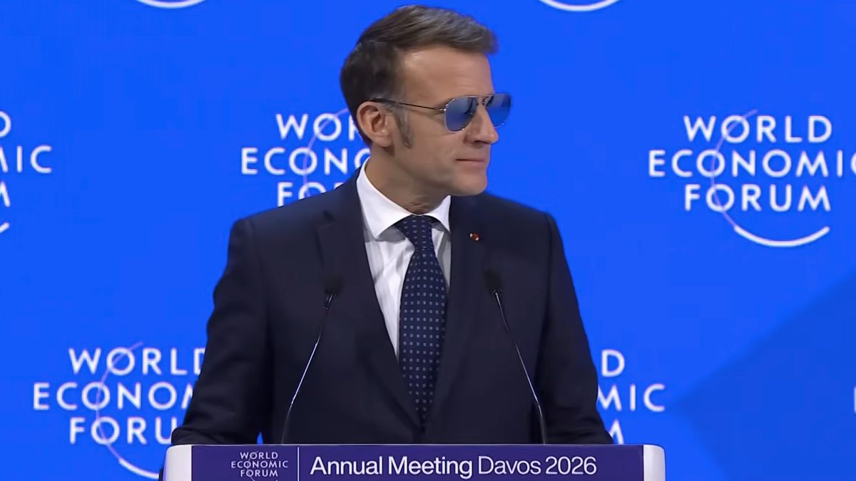 El 'efecto Macron': Las gafas que usó en Davos disparan acciones y colapsan web de su fabricante