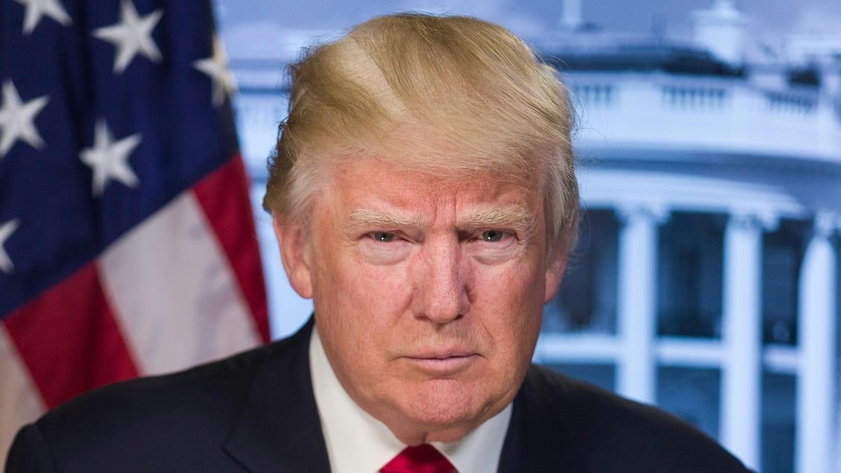 Trump no muestra preocupación por dólar débil pese a riesgo al comercio global