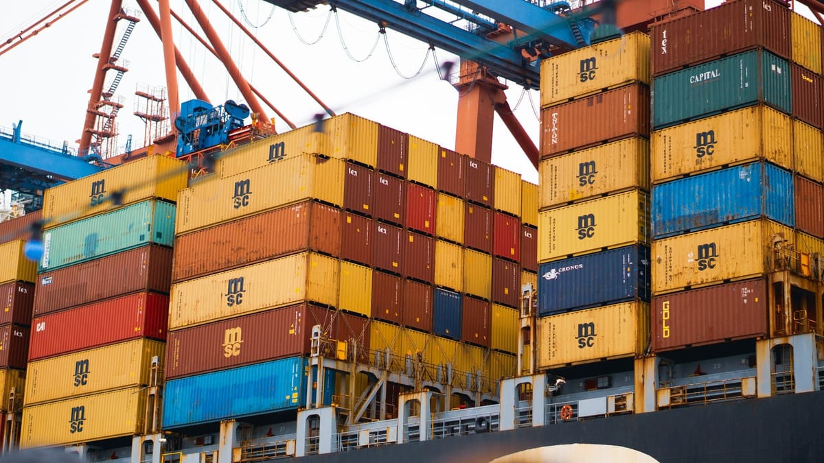 Fletes marítimos se estabilizan, pero aranceles castigan a pequeños importadores