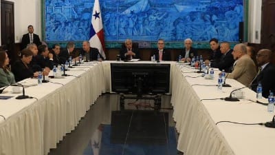 Mulino firma ley de acuerdo tributario con Ecuador