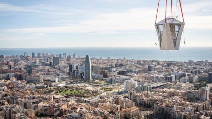 La Sagrada Familia completa la estructura exterior de su torre más alta con la colocación del brazo superior de la cruz