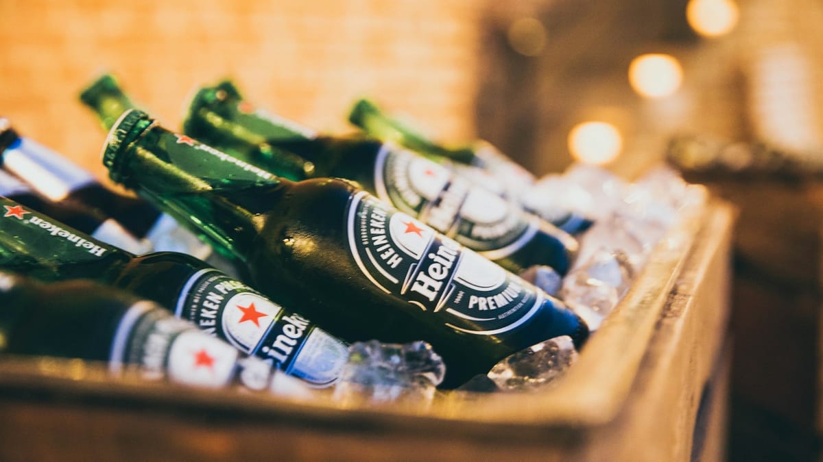 Heineken recorta 6,000 empleos ante cambios en consumo y menor ingesta de alcohol de millennials