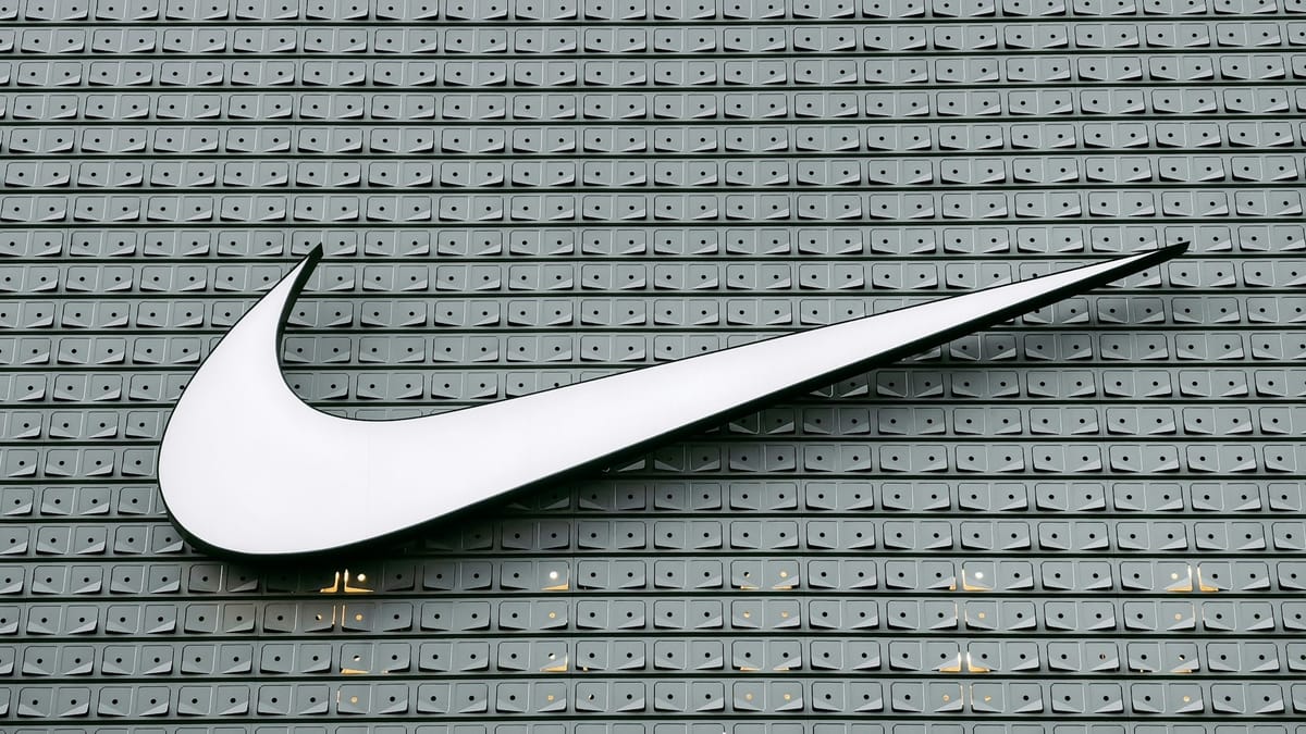 Nike enfrenta investigación federal por presunta discriminación contra empleados blancos