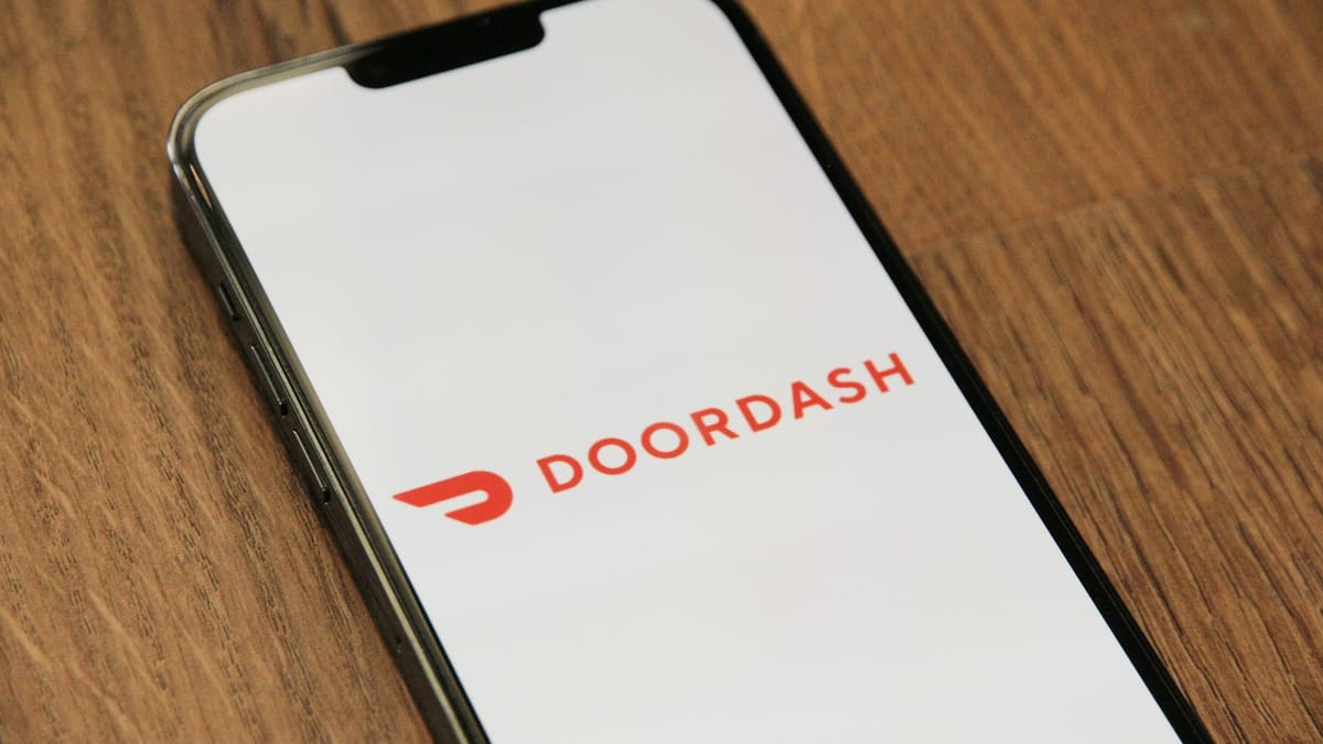 DoorDash intensifica la competencia en reservas digitales de restaurantes con Resy y OpenTable