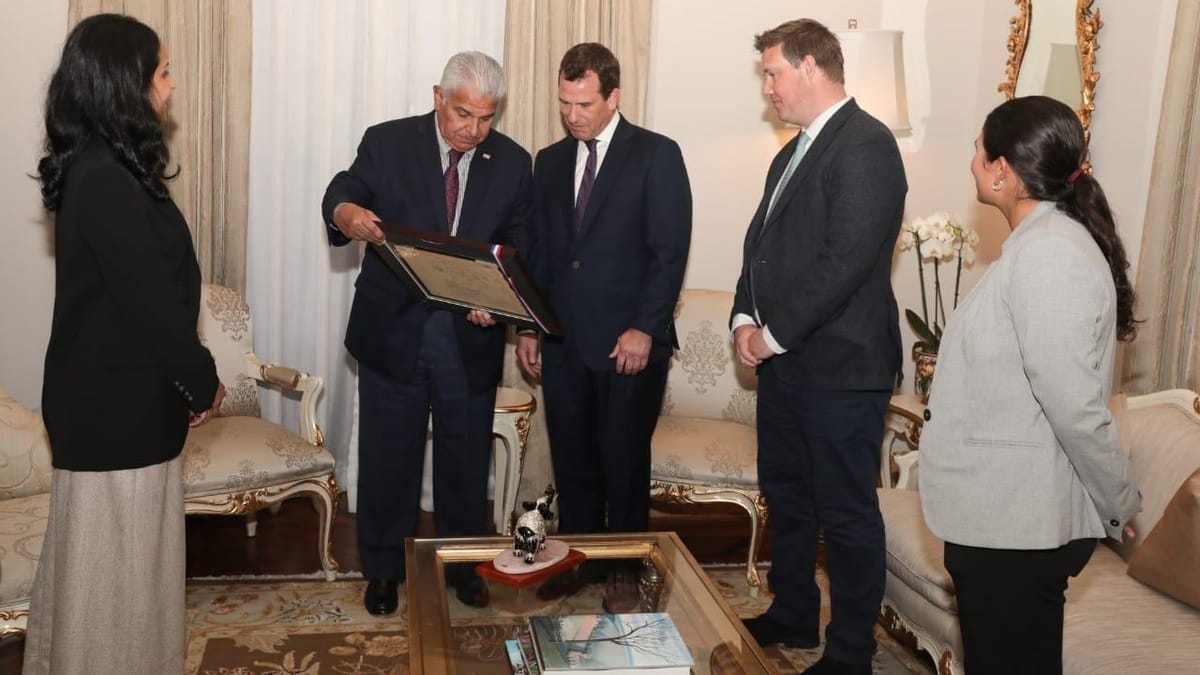 Mulino se reúne con sobrino del Rey Carlos III