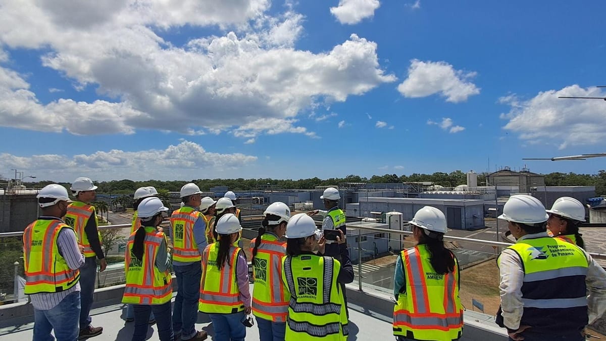 Técnicos ambientales visitan planta de aguas residuales