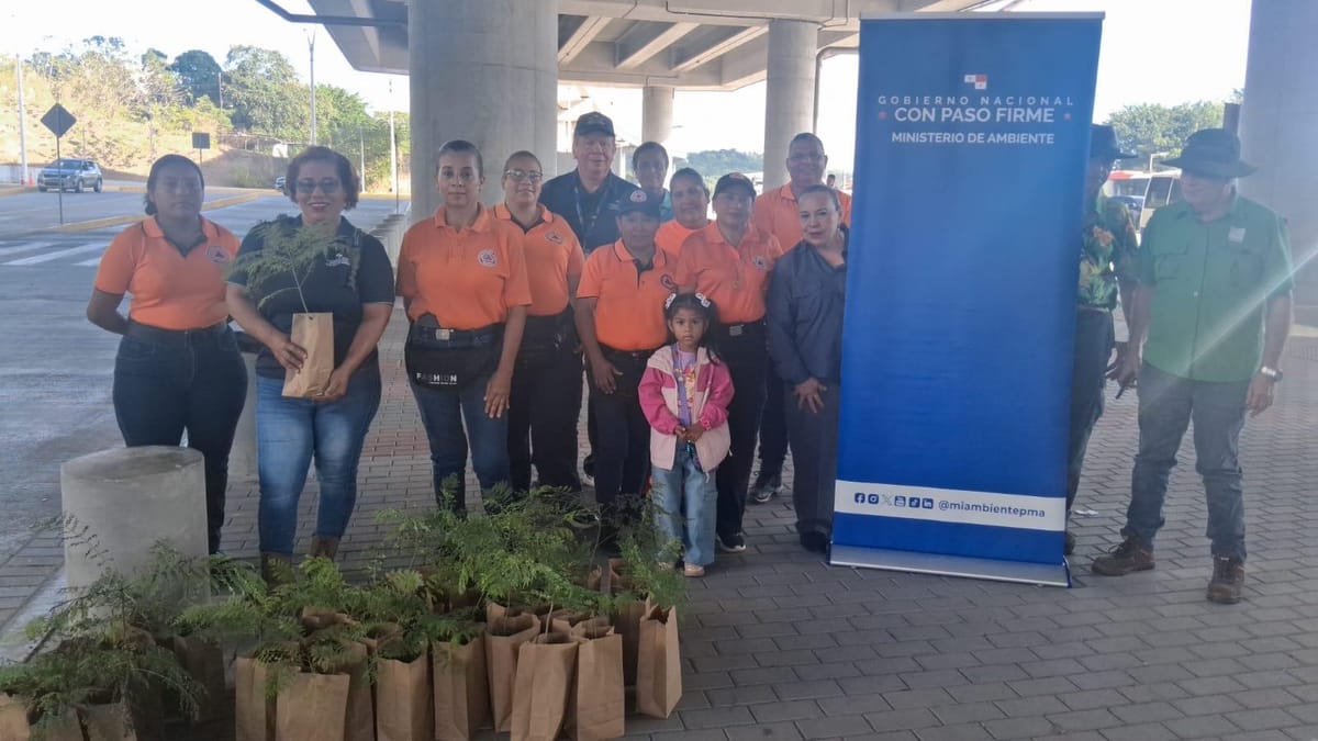 MiAMBIENTE regala árboles en Metro Villa Zaita