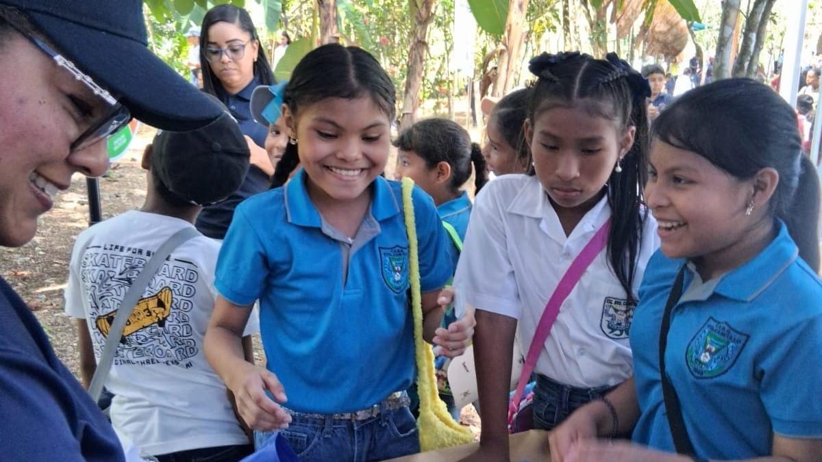 Estudiantes caminan por la Cultura del Agua en Panamá