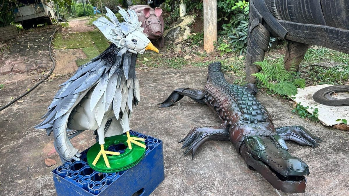 Artista Romel Bravo, reconocido por reciclar con arte