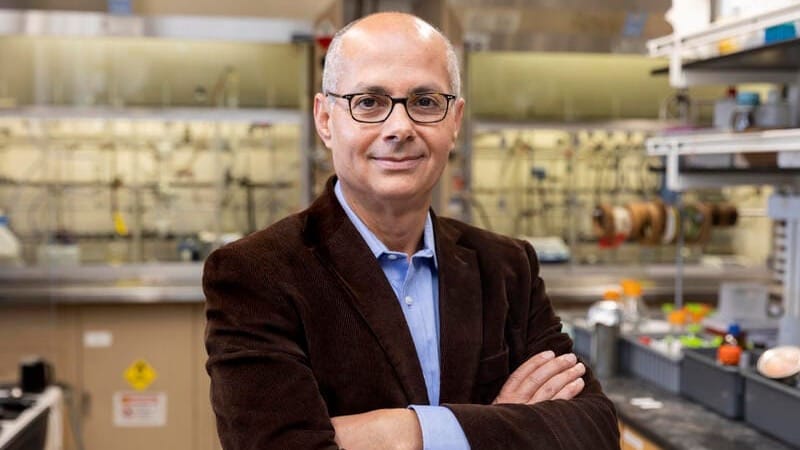 Omar Yaghi presenta máquina que capta hasta 1.000 litros diarios de agua del aire con MOF y energía solar