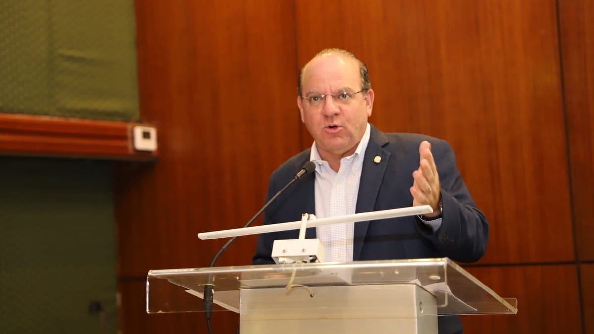 Cámara de Comercio ve esencial un tercer operador móvil; Acodeco investiga alzas