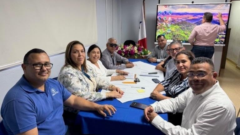 CSS inspecciona Azuero por servicios de salud a adultos mayores