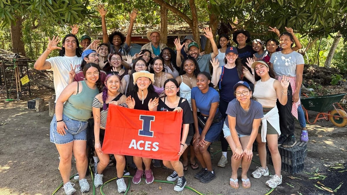 Estudiantes de Illinois visitan MiAMBIENTE por prácticas sostenibles