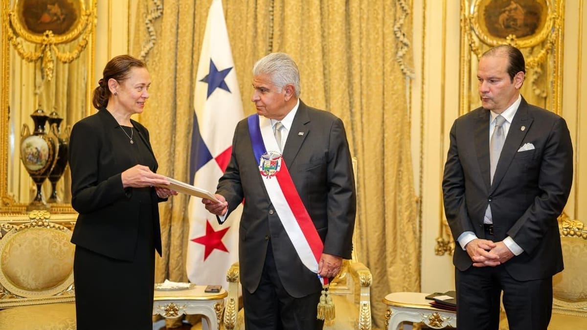 Mulino recibe credenciales de cinco embajadores