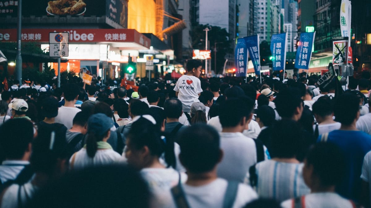 Estados Unidos pierde población neta en 2025 con salida récord de ciudadanos