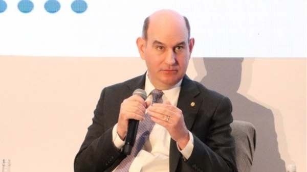 Chapman analiza ajustes salariales automáticos en el sector público