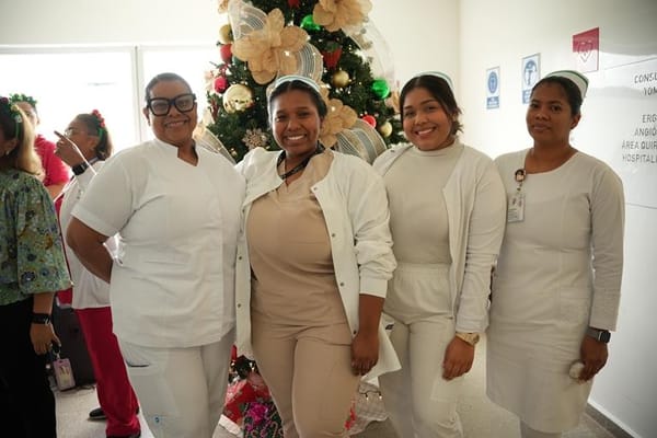 Ciudad de la Salud enciende árbol de Navidad