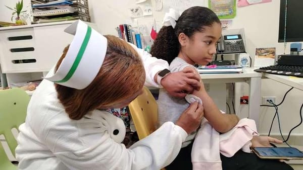 CSS equipa a niños con diabetes con sensores de glucosa