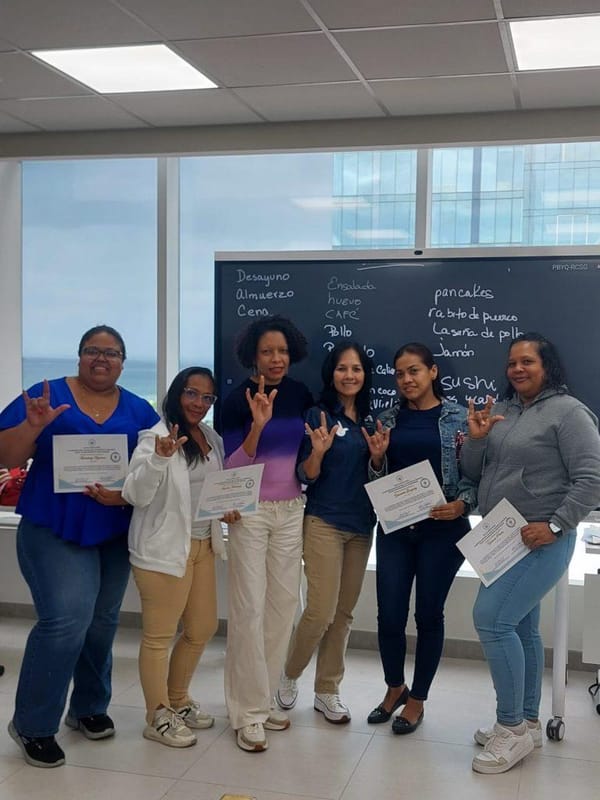 Enfermeras del Susana Jones Aprenden Lenguaje de Señas