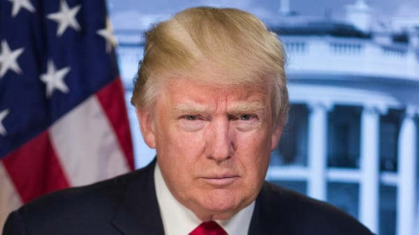 Trump no muestra preocupación por dólar débil pese a riesgo al comercio global