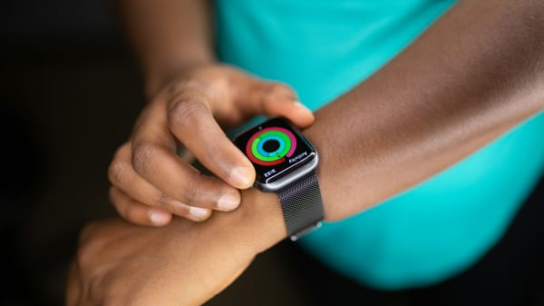 Apple se suma a la carrera de los 'wearables' de IA para competir con OpenAI