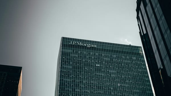 CEO de JPMorgan proyecta recortes de personal en cinco años por impacto de la IA