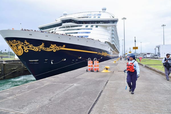 Disney Adventure, el crucero de mayor capacidad que cruza el Canal de Panamá