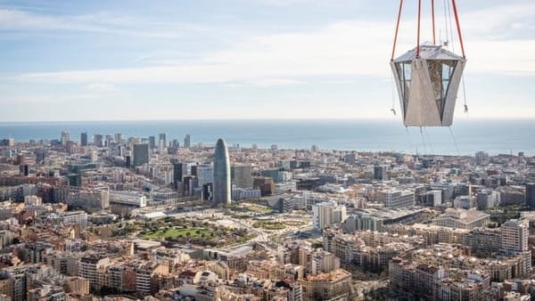 La Sagrada Familia completa la estructura exterior de su torre más alta con la colocación del brazo superior de la cruz