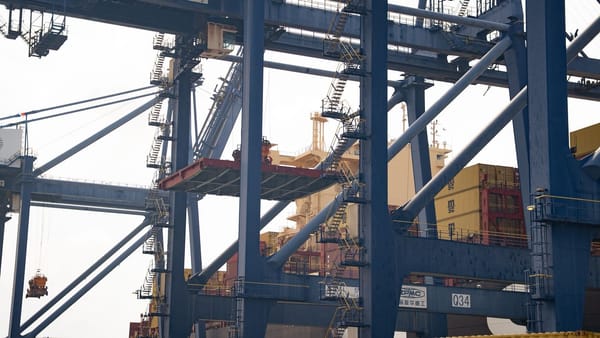 Cristóbal restablece operaciones portuarias en Colón, Panamá.