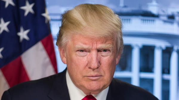 Trump anuncia una reducción del déficit comercial de EE.UU. del 78%, datos oficiales contrastan