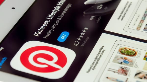 Pinterest cae 20% tras impacto de aranceles en sus resultados y ajustes laborales