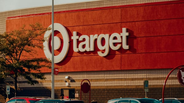 Nuevos CEO en Walmart y Target enfrentan escenarios corporativos opuestos