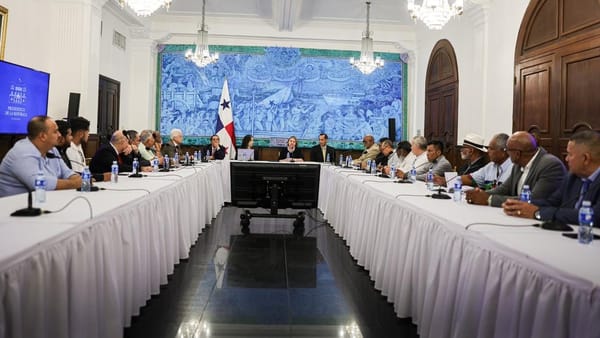 Gobierno y transportistas congelan tarifas por alza de combustible