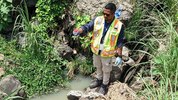 MiAMBIENTE pilla vertido de aguas negras en Vía Centenario