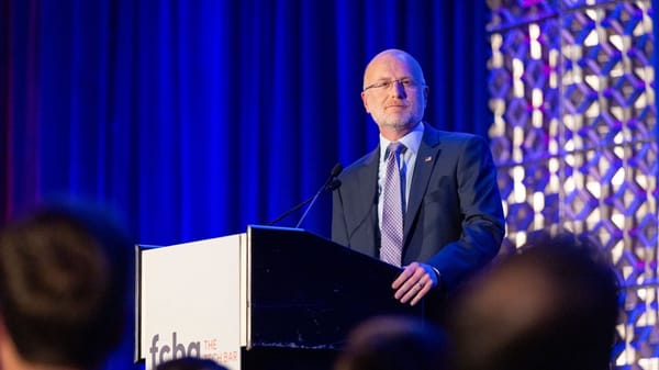 FCC: Carr amenaza retirar licencias a medios de comunicación en EE.UU. tras críticas de Trump