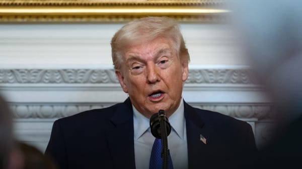 EE.UU. ordena seguro de riesgo político para comercio marítimo y posible escolta naval en el Estrecho de Ormuz