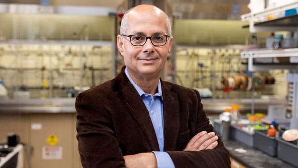 Omar Yaghi presenta máquina que capta hasta 1.000 litros diarios de agua del aire con MOF y energía solar