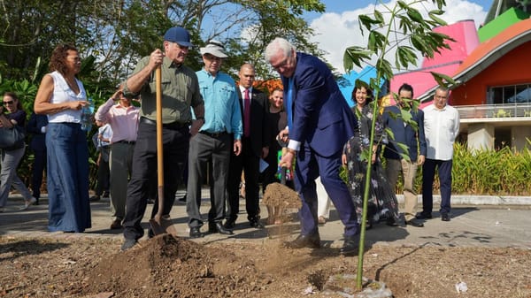 Presidente alemán y Navarro siembran árboles en Biomuseo
