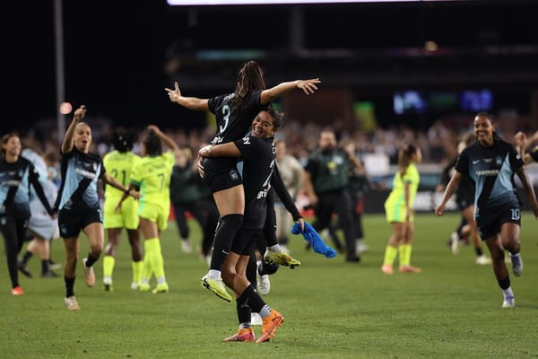 El fútbol femenino rompe récords en EE.UU. con 63,000 aficionados en el debut del Denver Summit