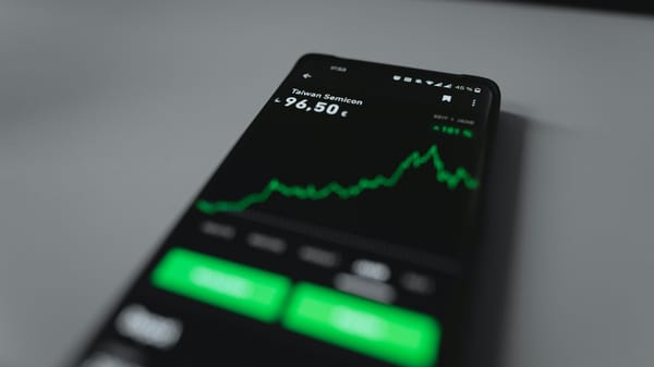 Petróleo supera los 100 dólares brevemente y luego retrocede tras tensión geopolítica