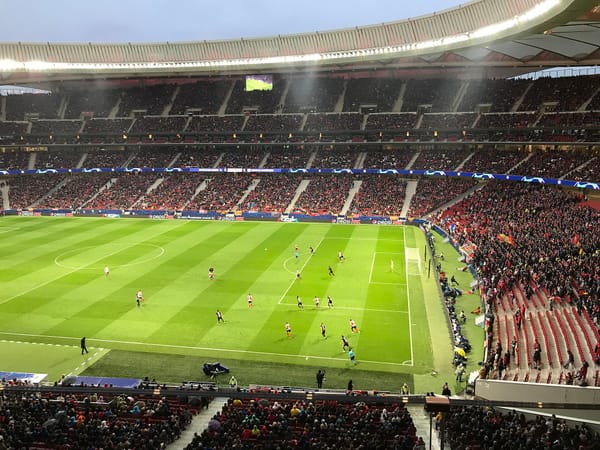 Julián Álvarez castiga al Barcelona con un golazo y Atlético gana 2-0 en la ida